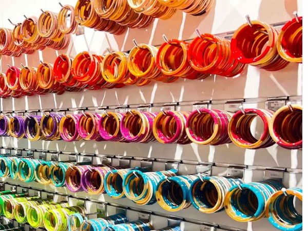 Bracelets en corne véritable et feuilles d'or