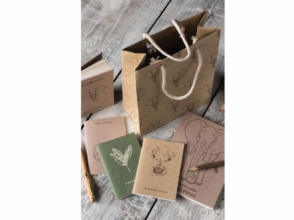 Carnets en papier recyclé à partir de bouse et de thé